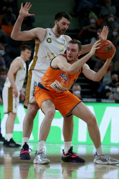 且包括根据 且包括根据